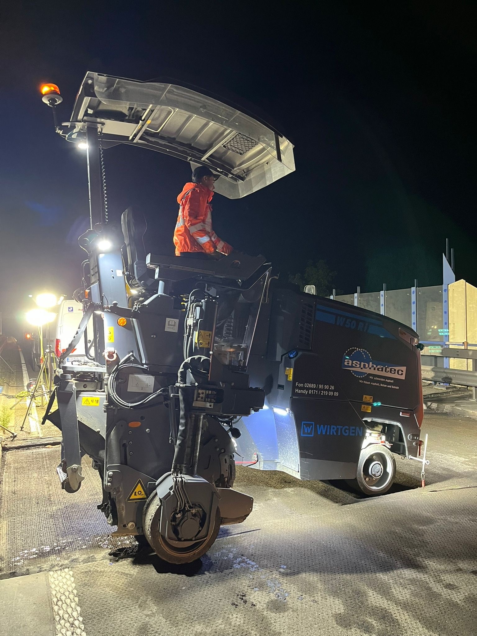 Anschlussfräsung Bordstein Schacht – asphatec Kaupat GmbH Rhein-Lahn-Kreis