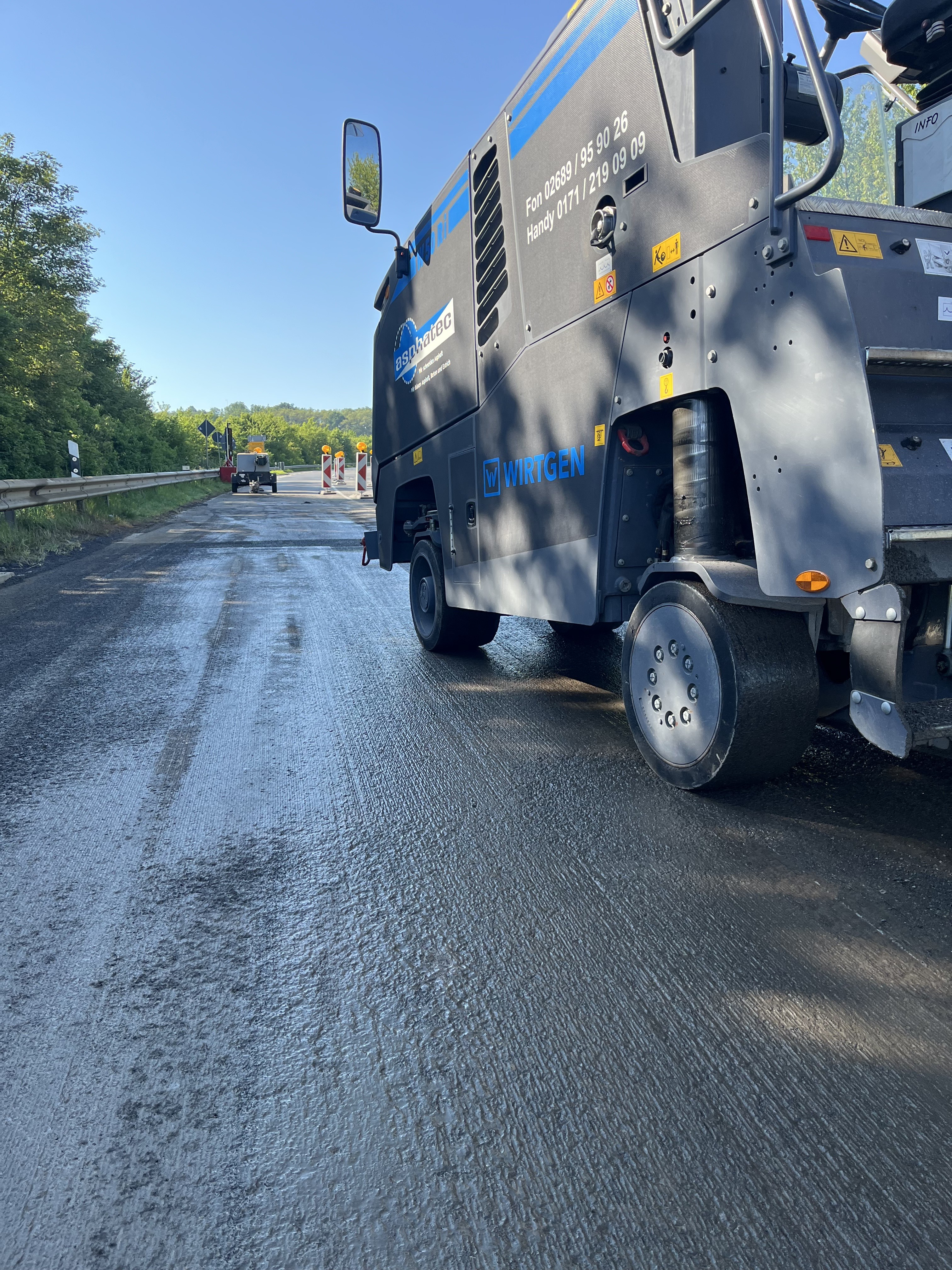 Feinfräsen Unebenheiten Fahrbahn W50 RI – asphatec Asphaltfräsen