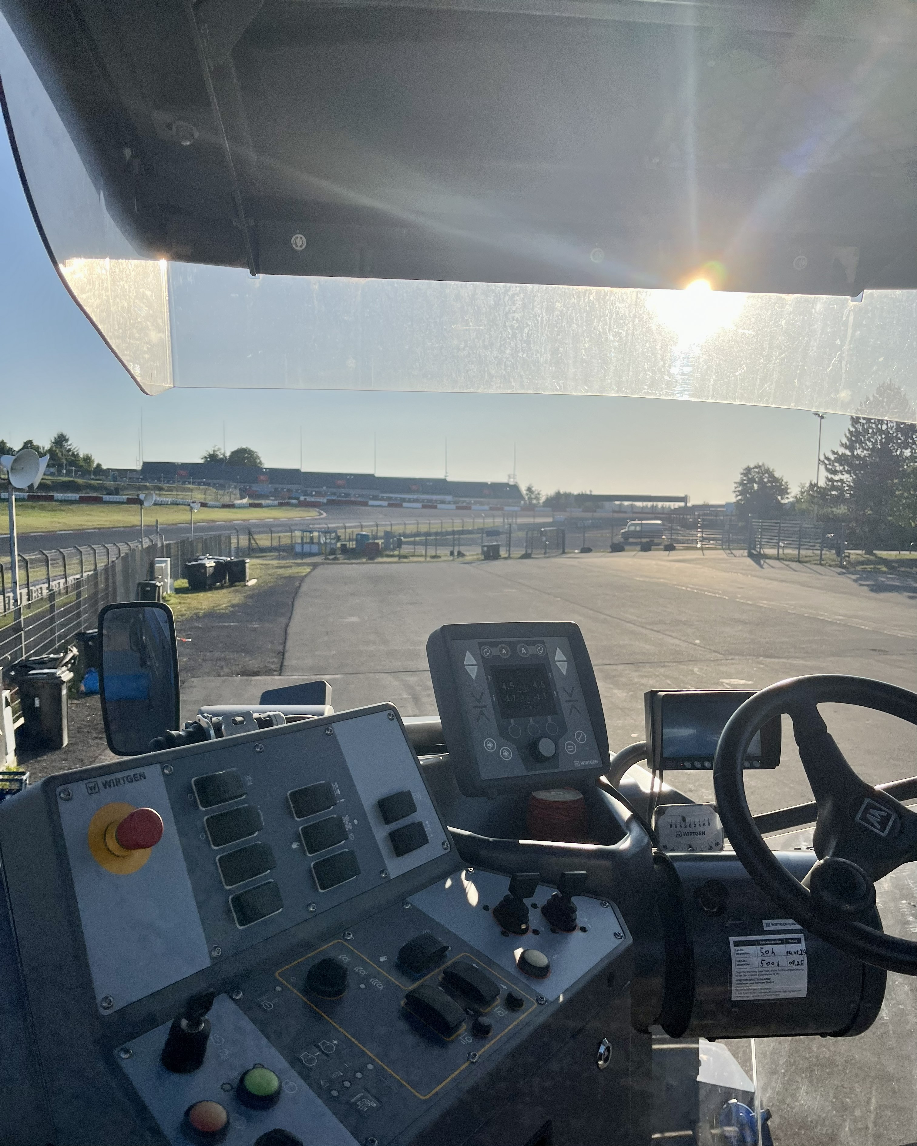 Nürburgring Boxengasse Fräsarbeiten W50 RI Asphatec