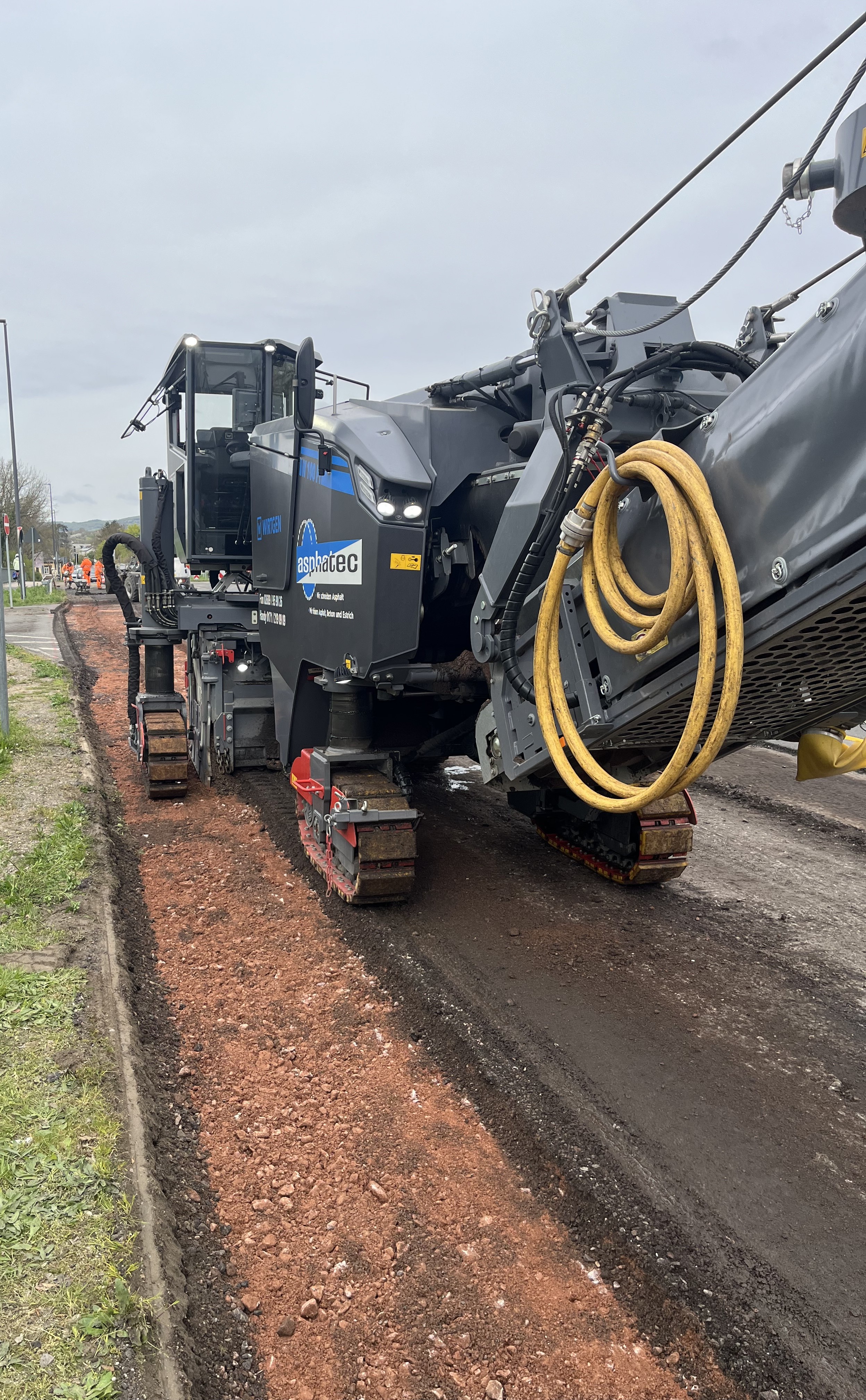 Mehrlagiges Asphaltfräsen Wiesbaden W100 FI Deckschicht Tiefenfräsung Frostschutz – asphatec